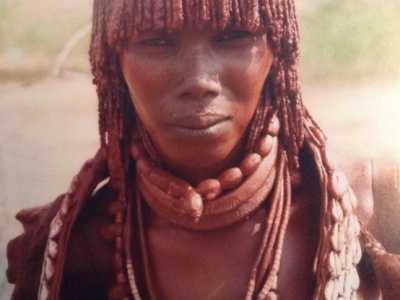 Molto iconiche sono anche le appartenenti agli Himba, in Namibia. Si riconoscono perch� hanno pelle e capelli ricoperti dall'Otjize, un impasto rossiccio fatto di burro, grasso e ocra che le protegge dal sole e dagli insetti